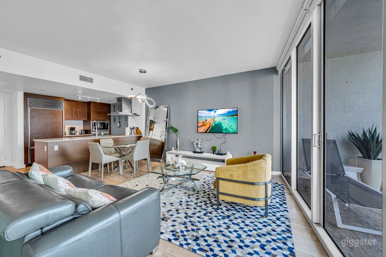  Sophisticated High-Rise Condo with Skyline Views 