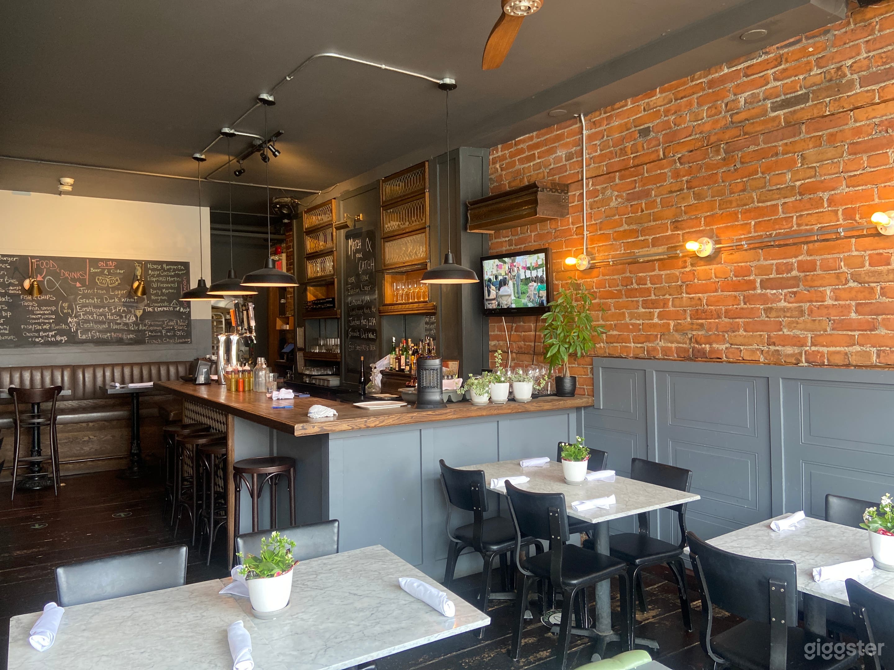 Modern and Contemporary Style Restaurant/Bar Photo 3