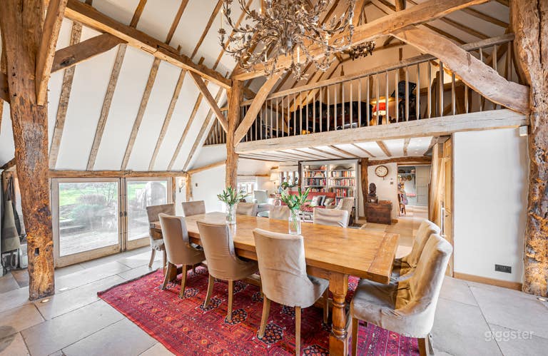  Country Home With Converted Barn and Swimming Pool 