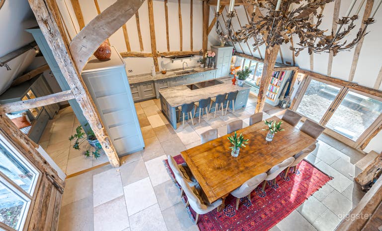  Country Home With Converted Barn and Swimming Pool 