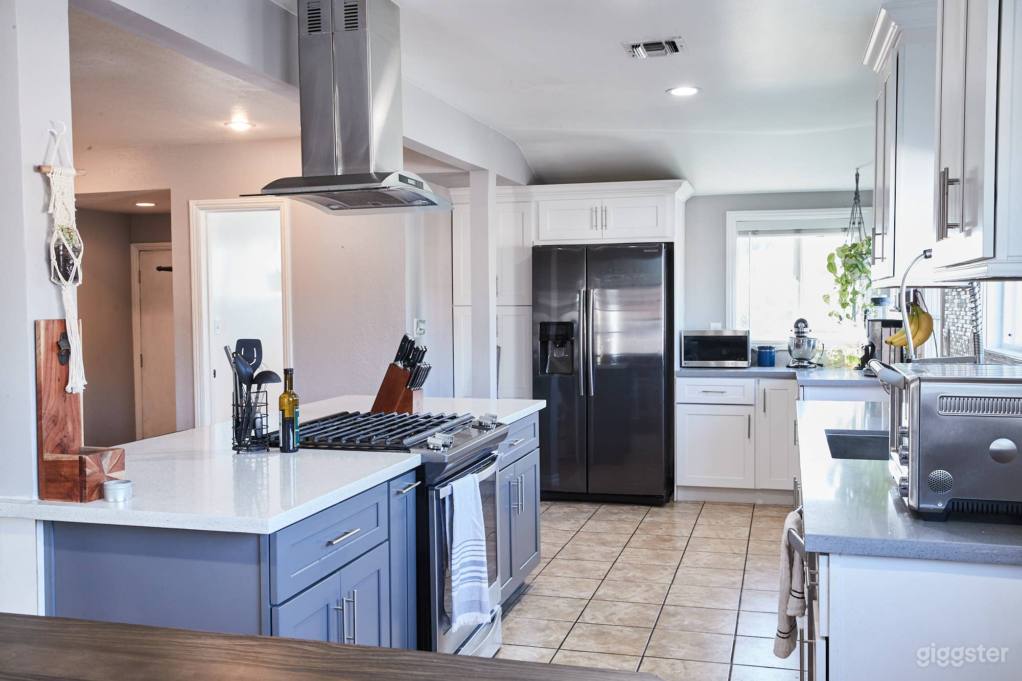 Bright and Open Kitchen with Spacious Living Room Photo 2