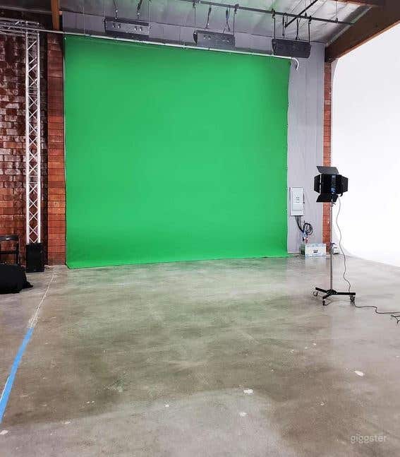  Studio 4 - GREEN SCREEN STUDIO, CYCLORAMA SOUNDSTAGE  