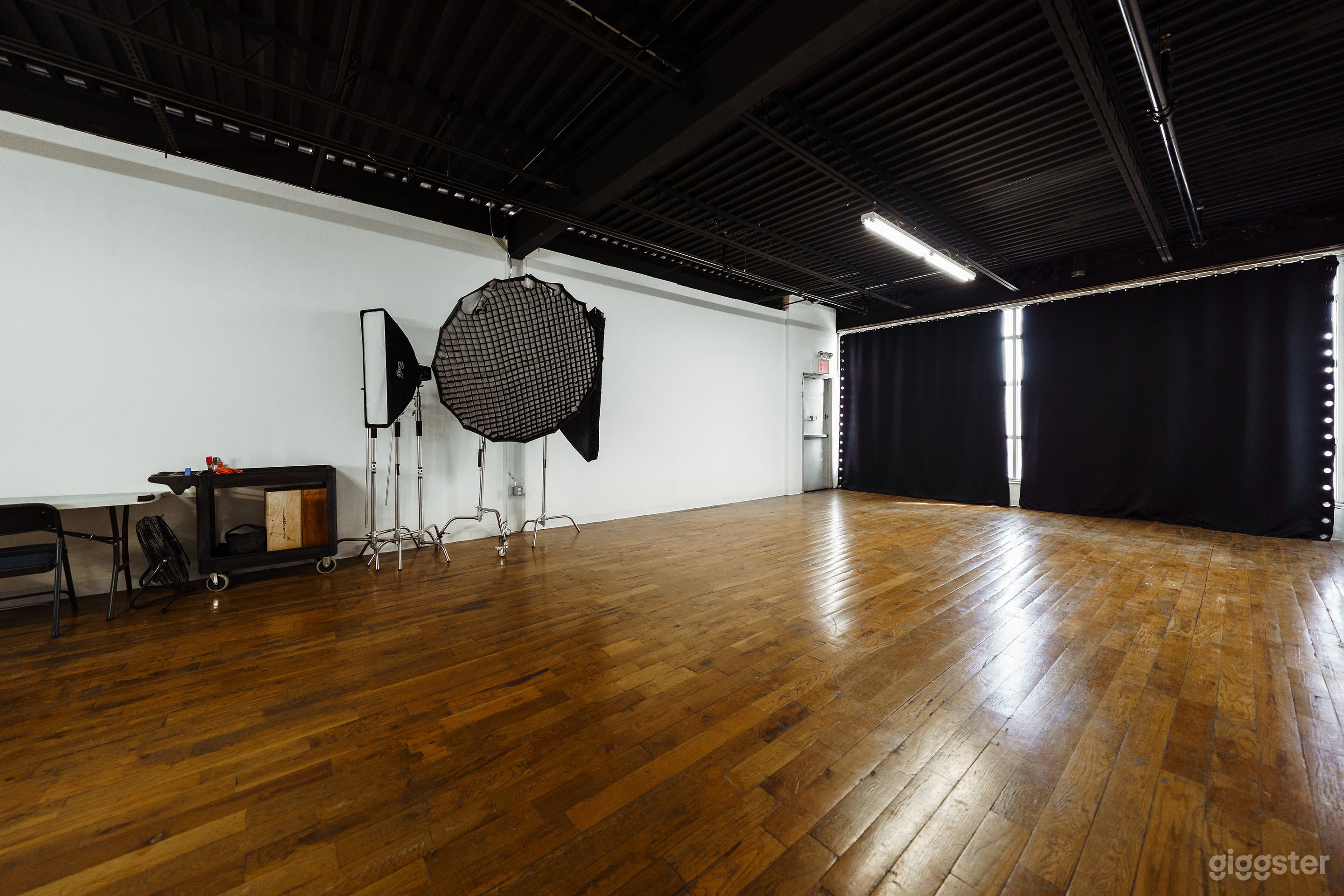 Photo Studio with A South-Facing Large Window Photo 2