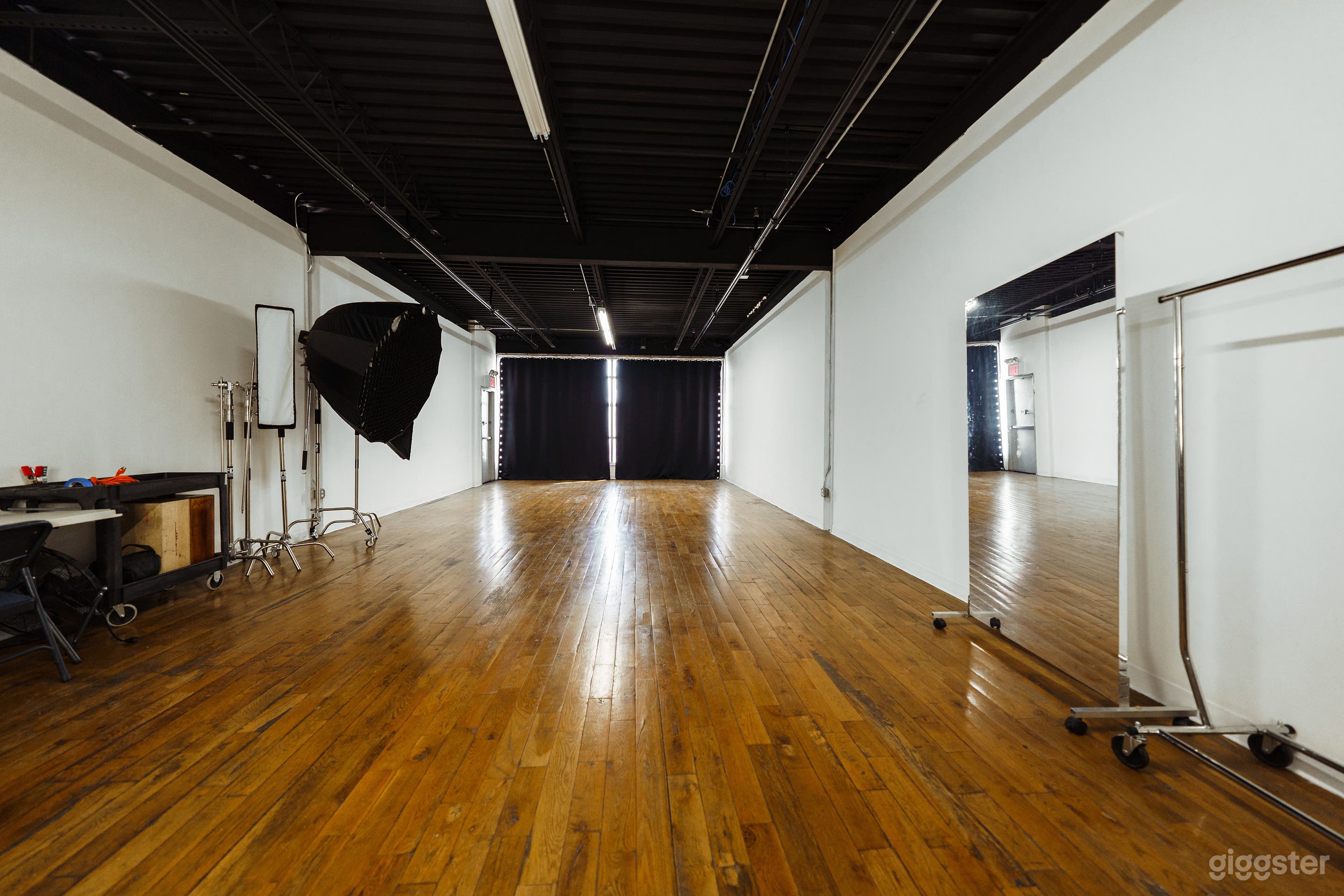 Photo Studio with A South-Facing Large Window Photo 1