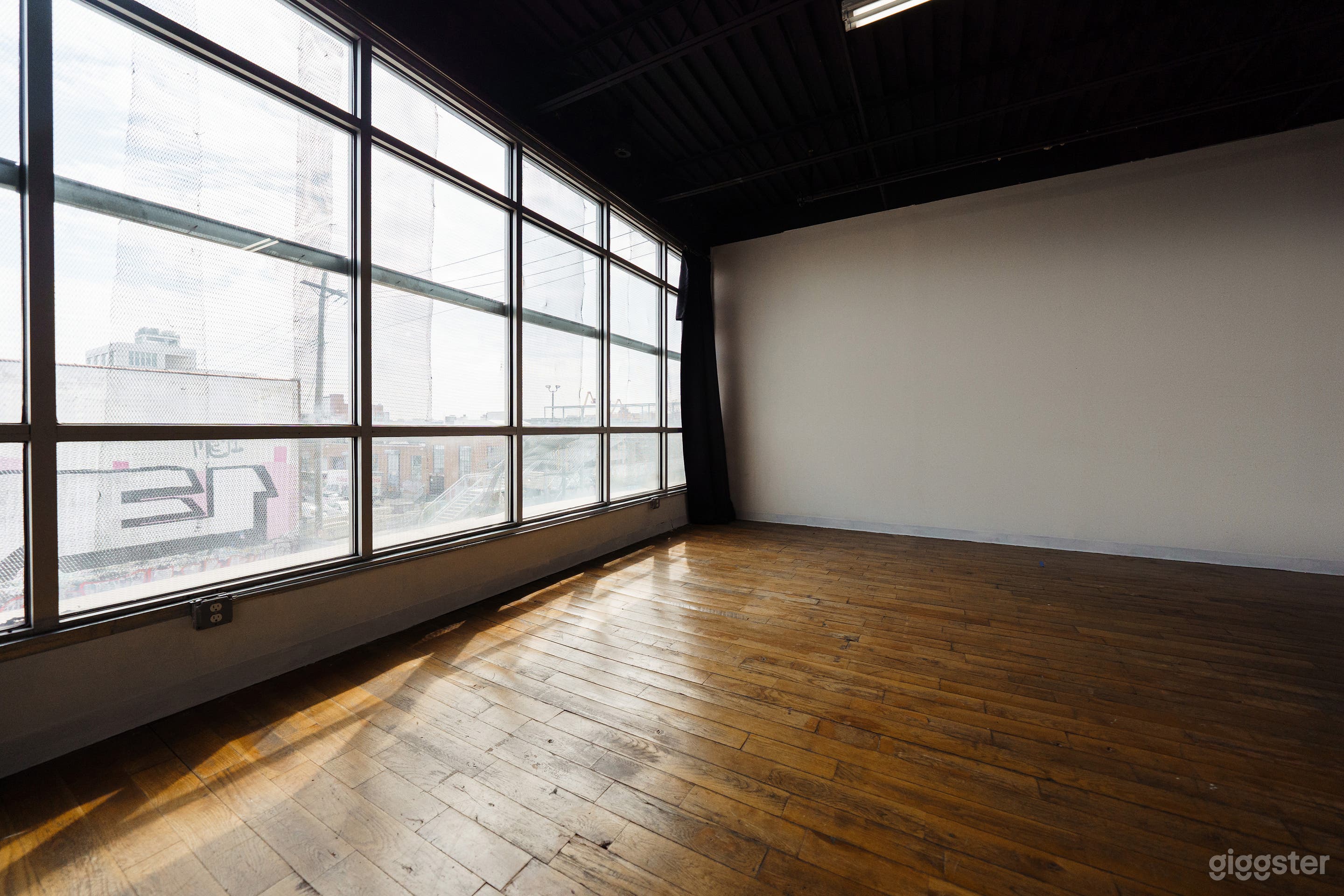 Photo Studio with A South-Facing Large Window Photo 4