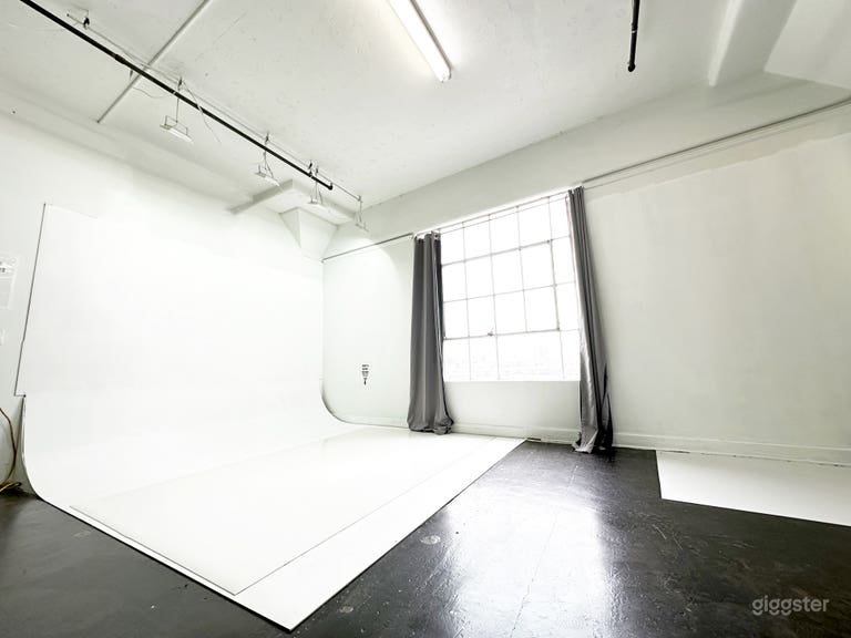  Beautiful Spacious Studio With Multiple Backdrops  