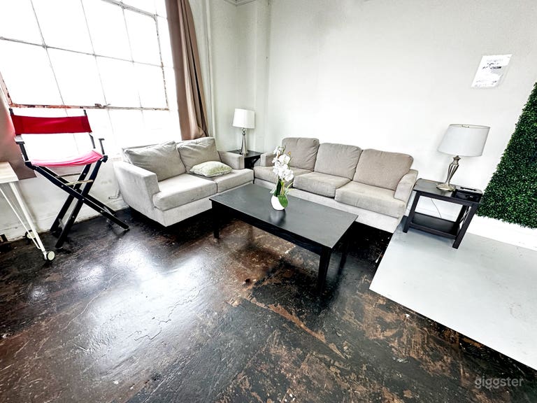  Beautiful Spacious Studio With Multiple Backdrops  