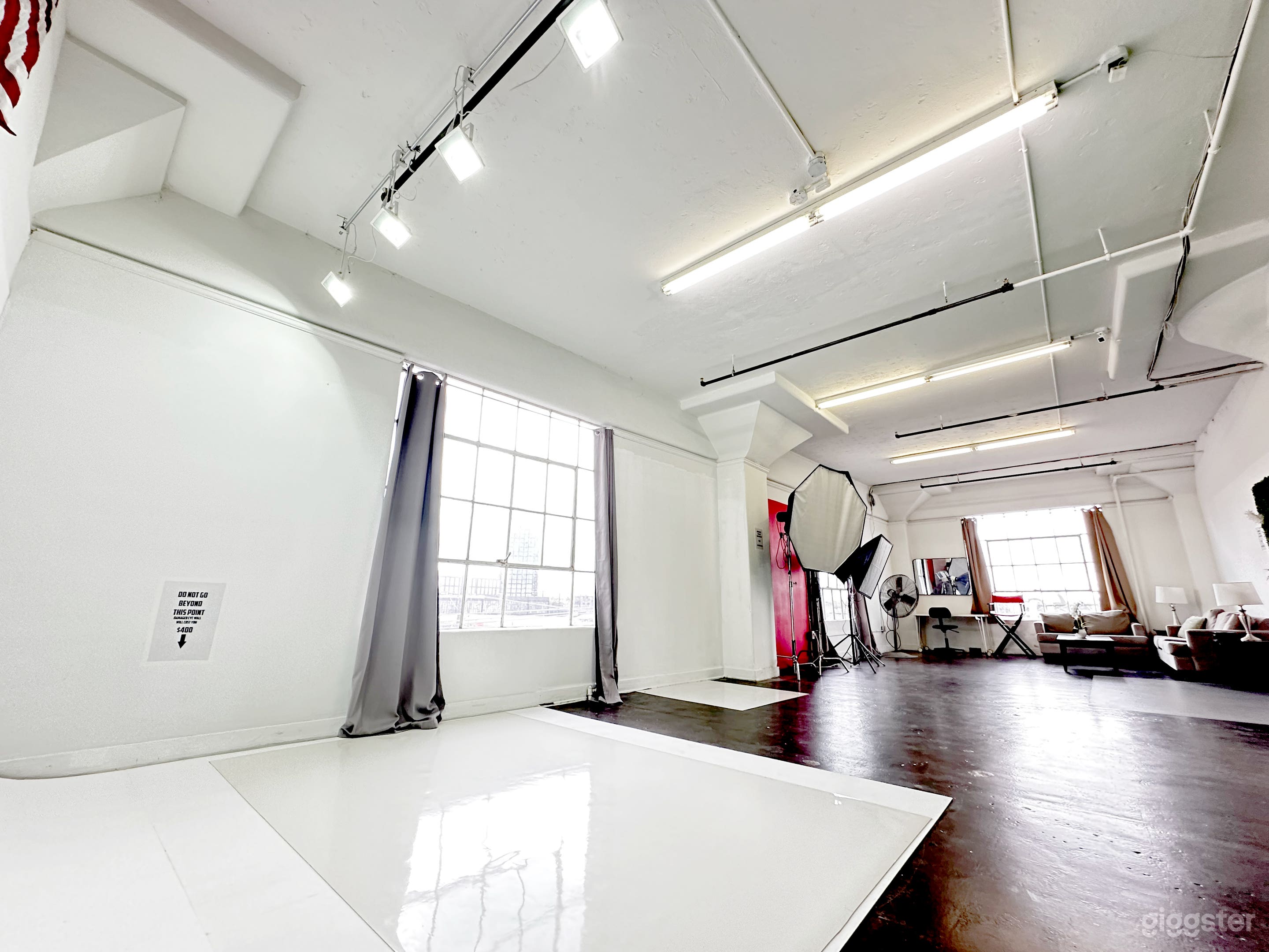 Beautiful Spacious Studio With Multiple Backdrops  Photo 3