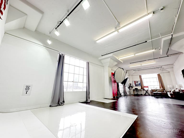  Beautiful Spacious Studio With Multiple Backdrops  