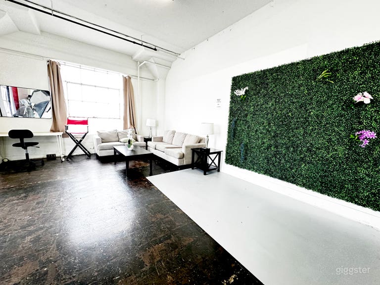  Beautiful Spacious Studio With Multiple Backdrops  