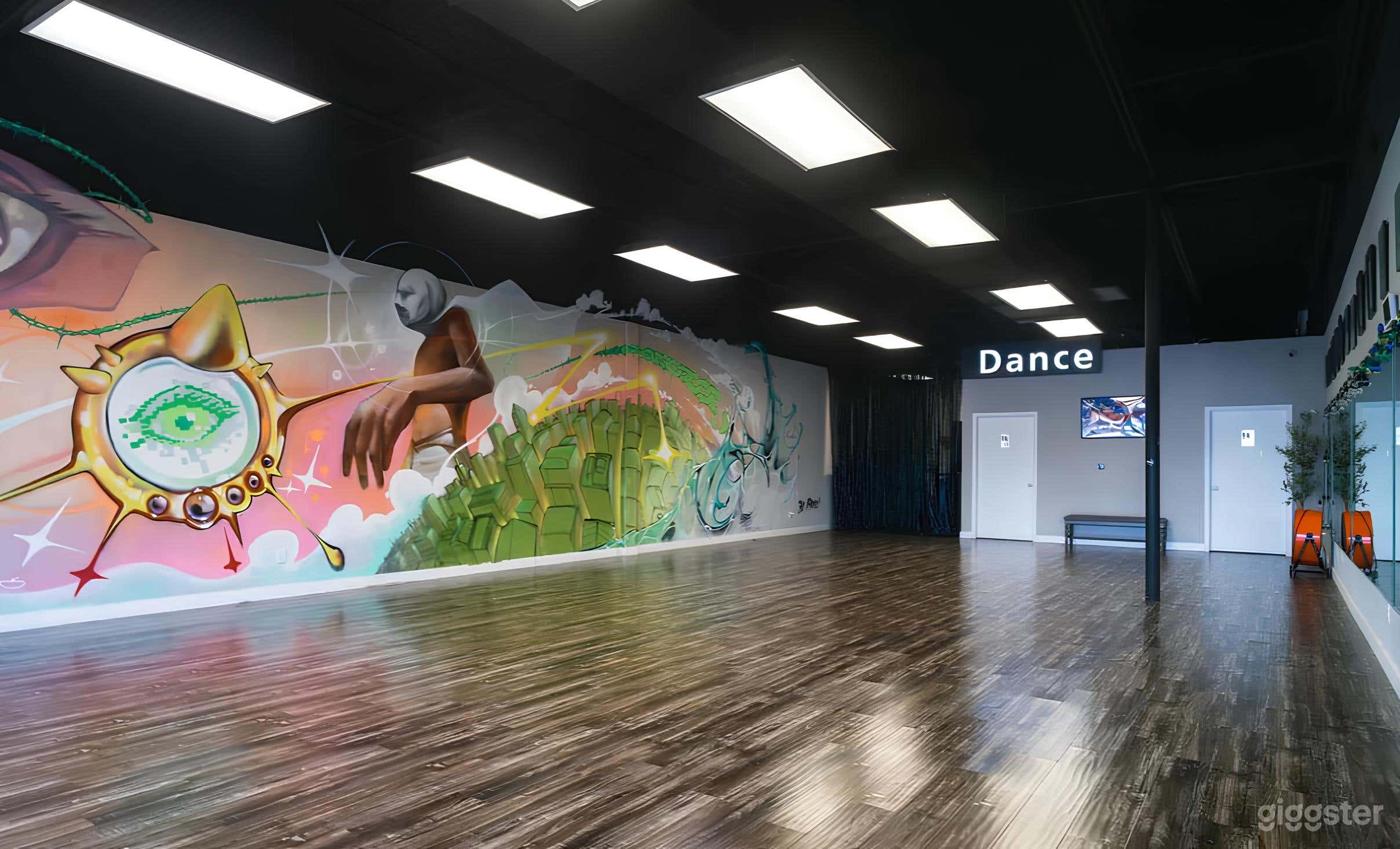 Sunlit, Spacious Studio for Dance, Fitness & Creative Use Photo 3