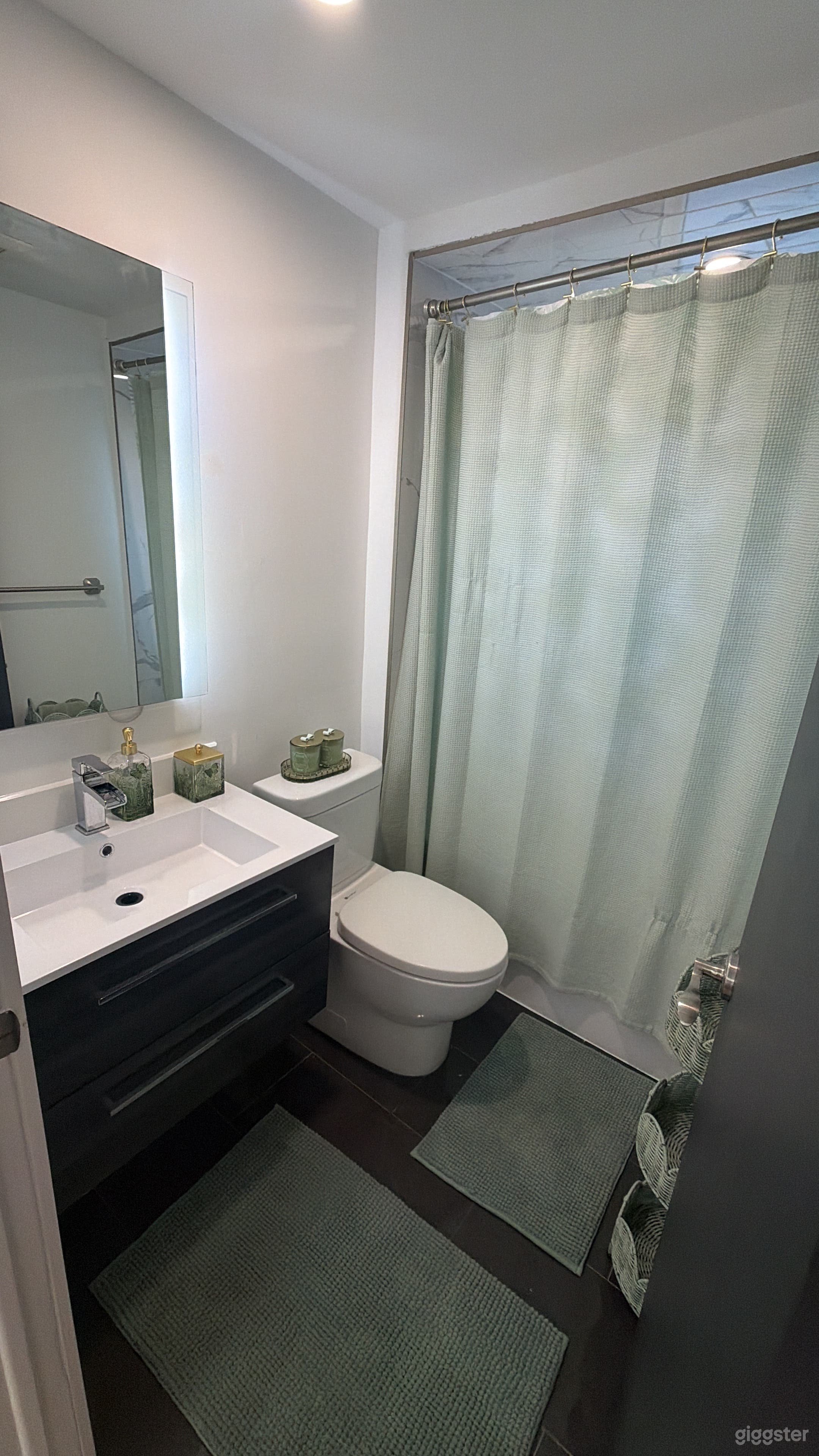 A cozy, welcoming older home in Toronto’s charming Corso Ita Photo 2
