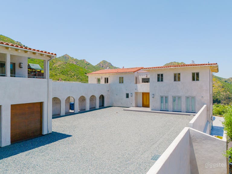  AGOURA MAJESTIC MOUNTAIN RETREAT 