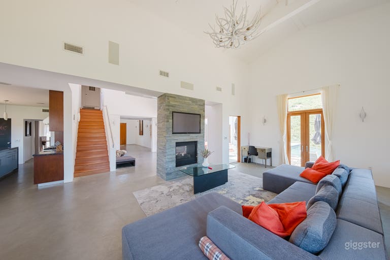  AGOURA MAJESTIC MOUNTAIN RETREAT 