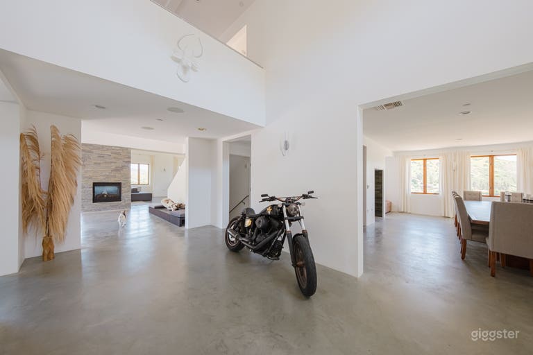  AGOURA MAJESTIC MOUNTAIN RETREAT 