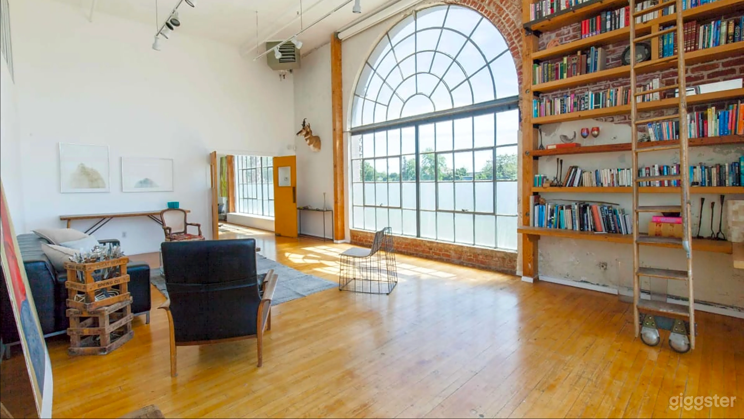 Enormous Sun Soaked Urban Loft Photo 4