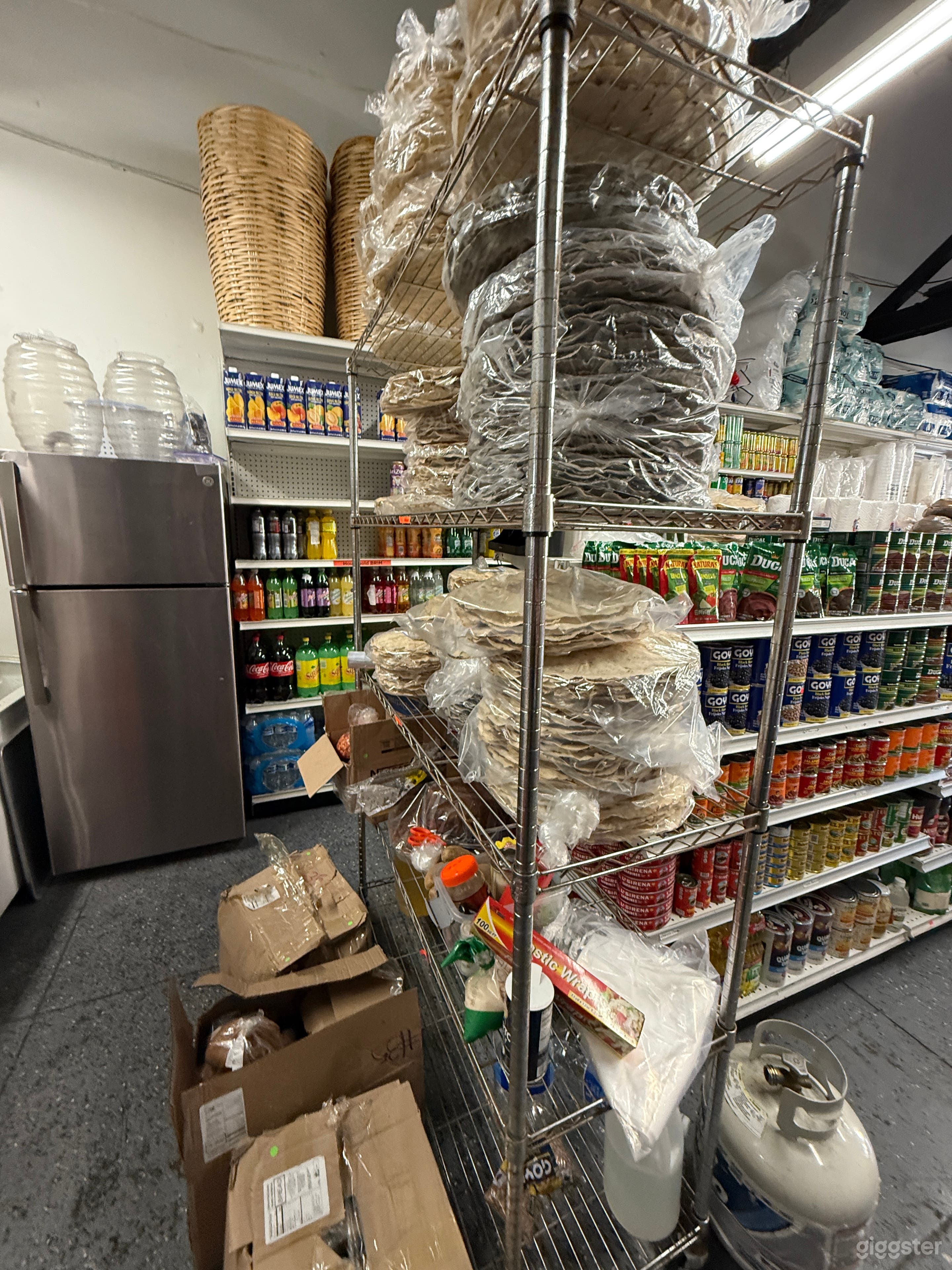 Authentic Latin Bodega w/ Packed Aisles, Produce, Bakery.. Photo 2