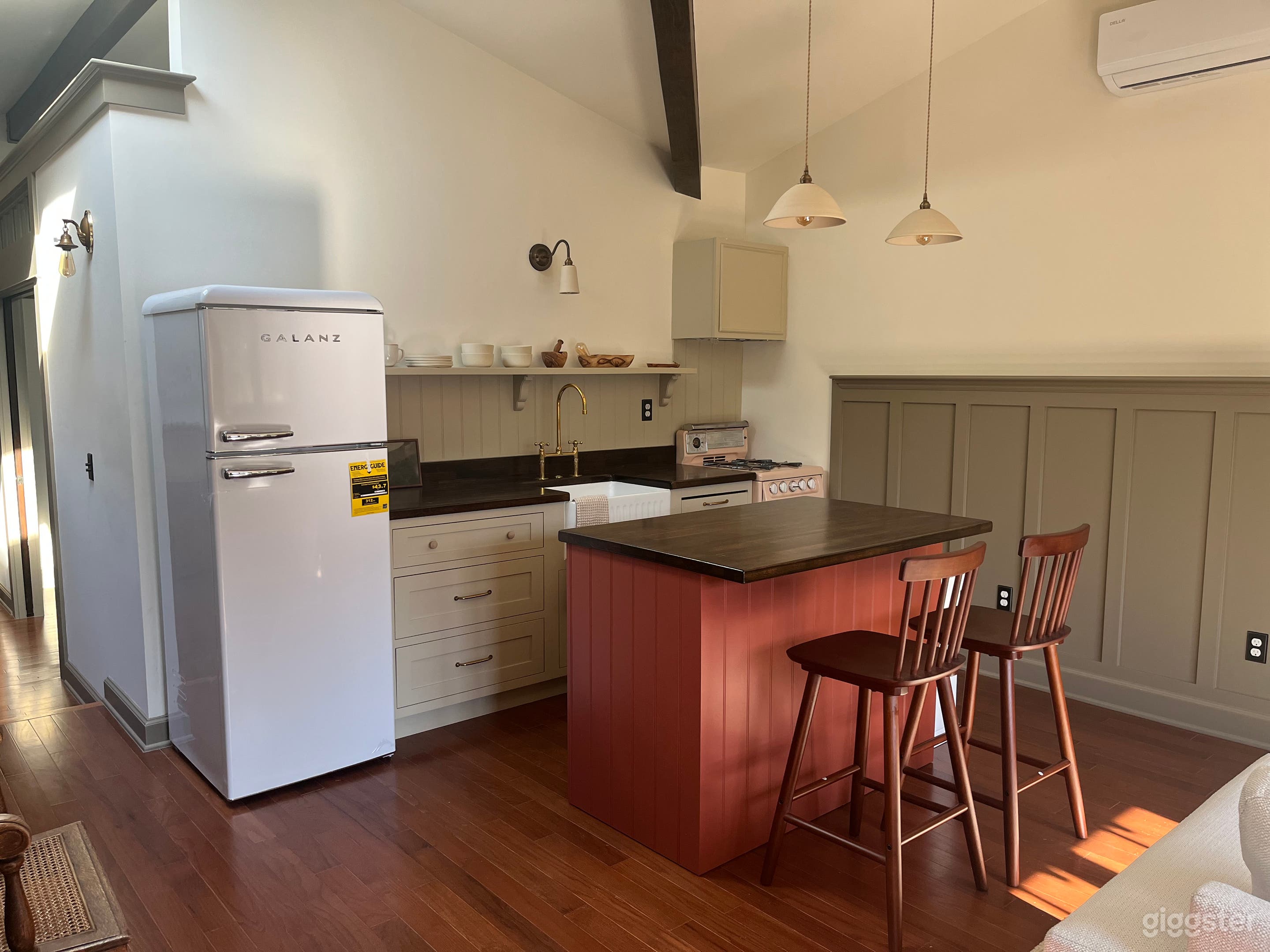 Craftsman Old Towne Orange: Fully Furnished Photo 3