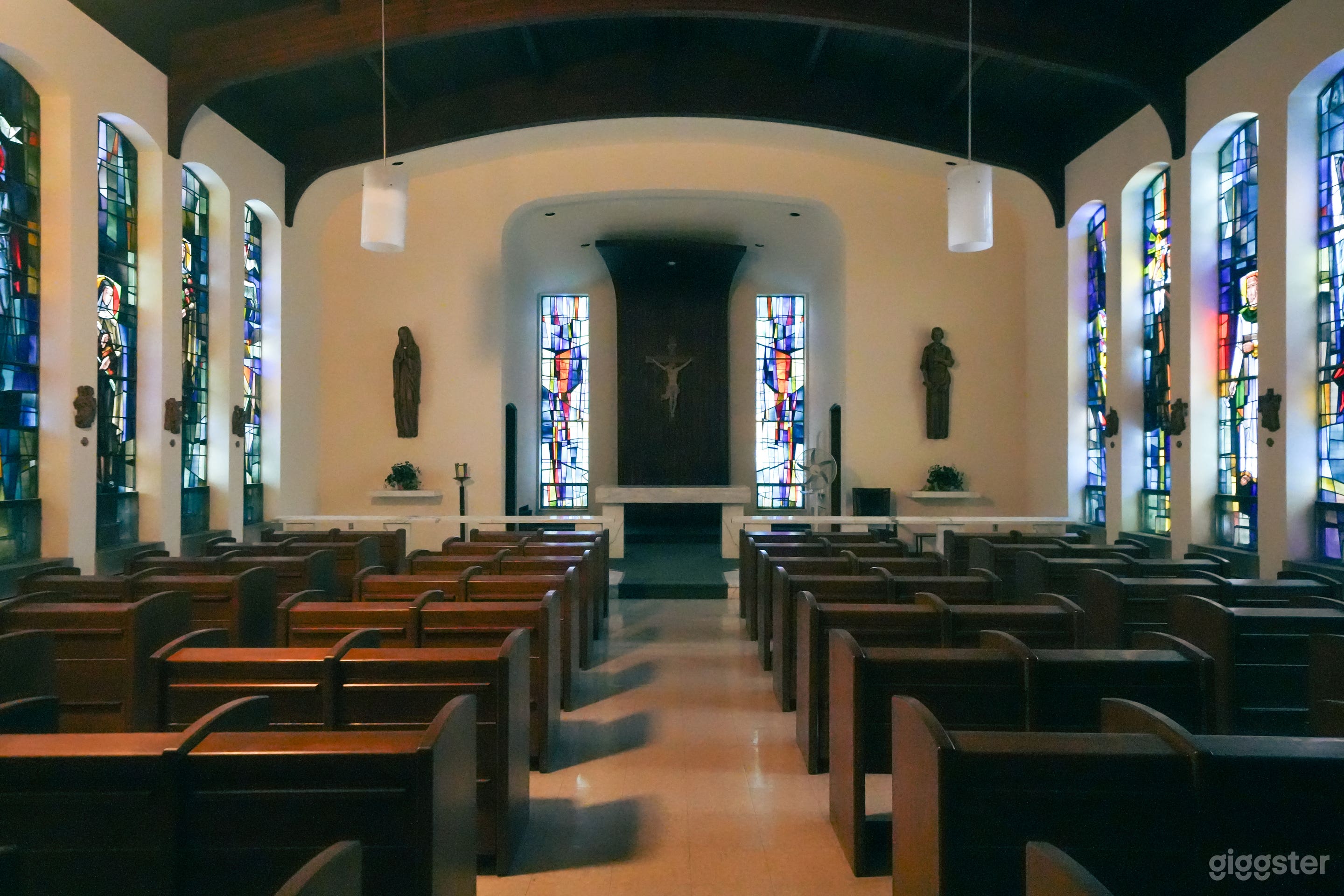 Large Hall with Colorful Bathrooms and Open Space Photo 2
