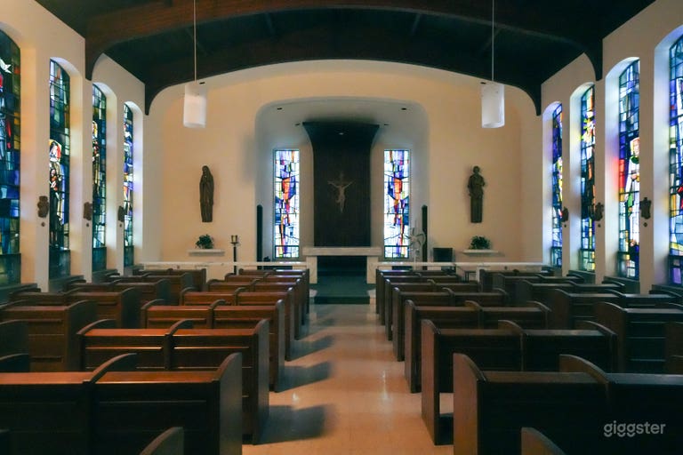 Large Hall with Colorful Bathrooms and Open Space 