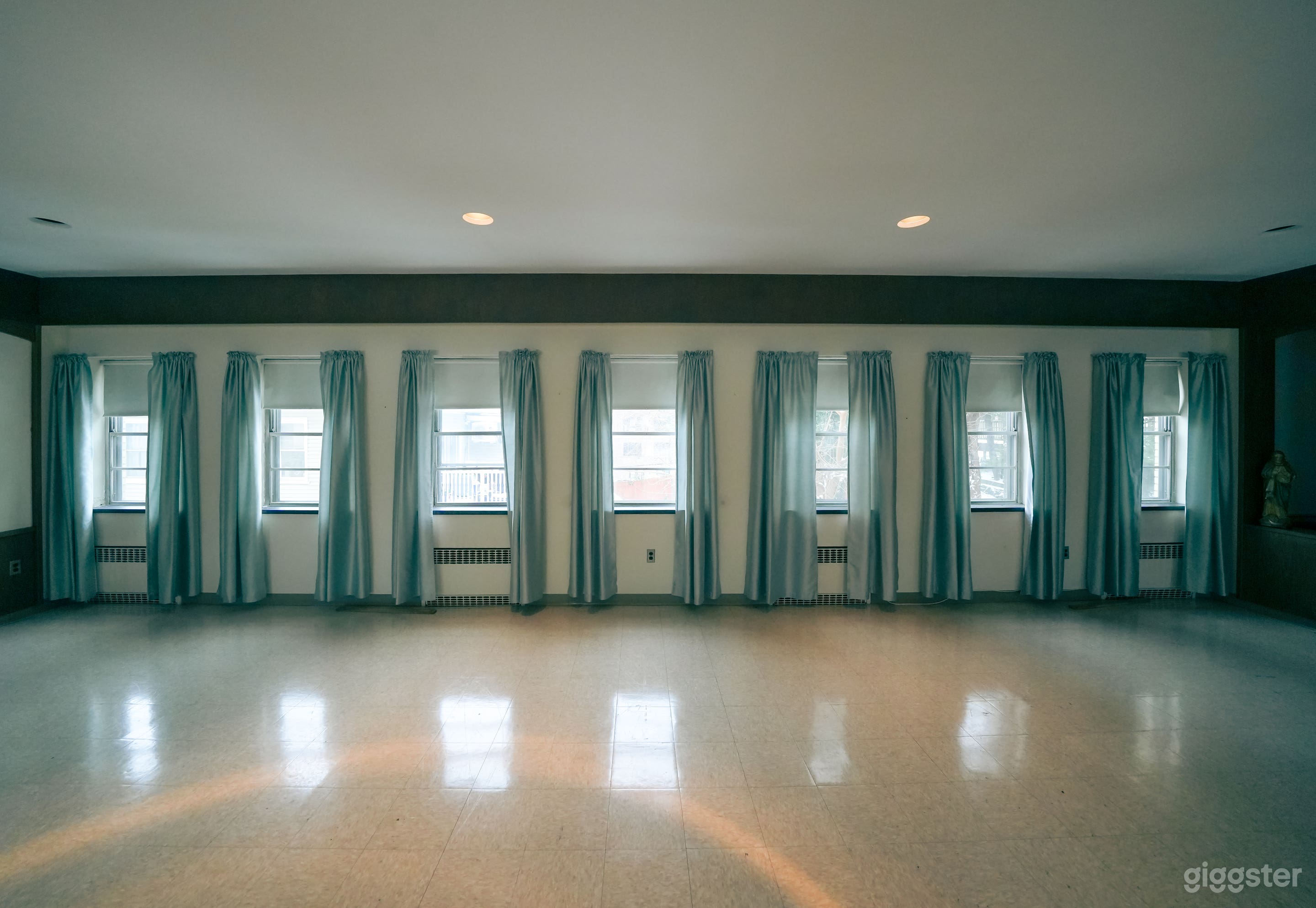 Large Hall with Colorful Bathrooms and Open Space Photo 4