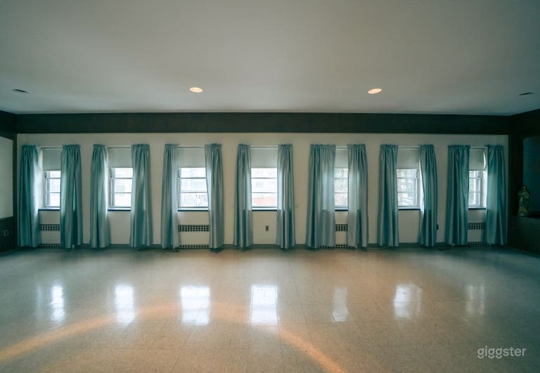  Large Hall with Colorful Bathrooms and Open Space 
