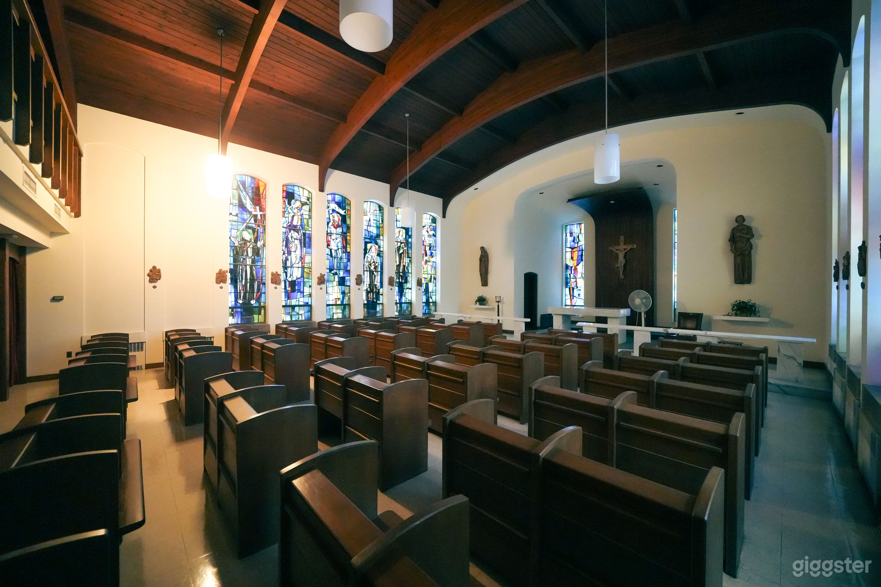 Large Hall with Colorful Bathrooms and Open Space Photo 3