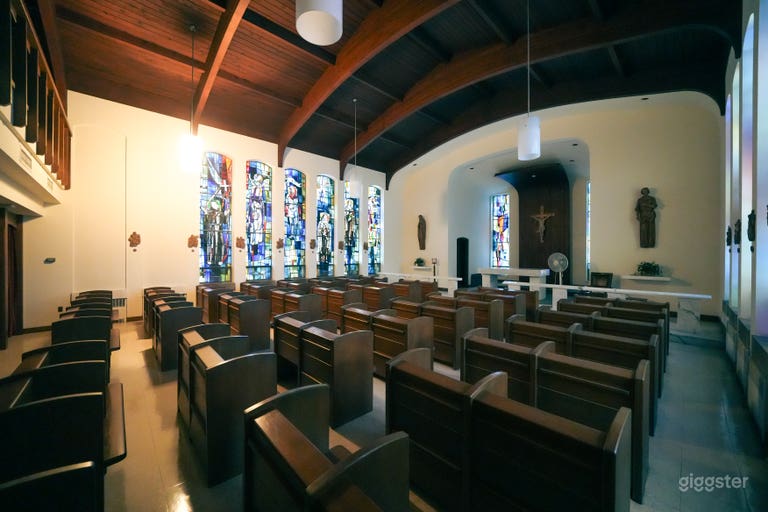  Large Hall with Colorful Bathrooms and Open Space 