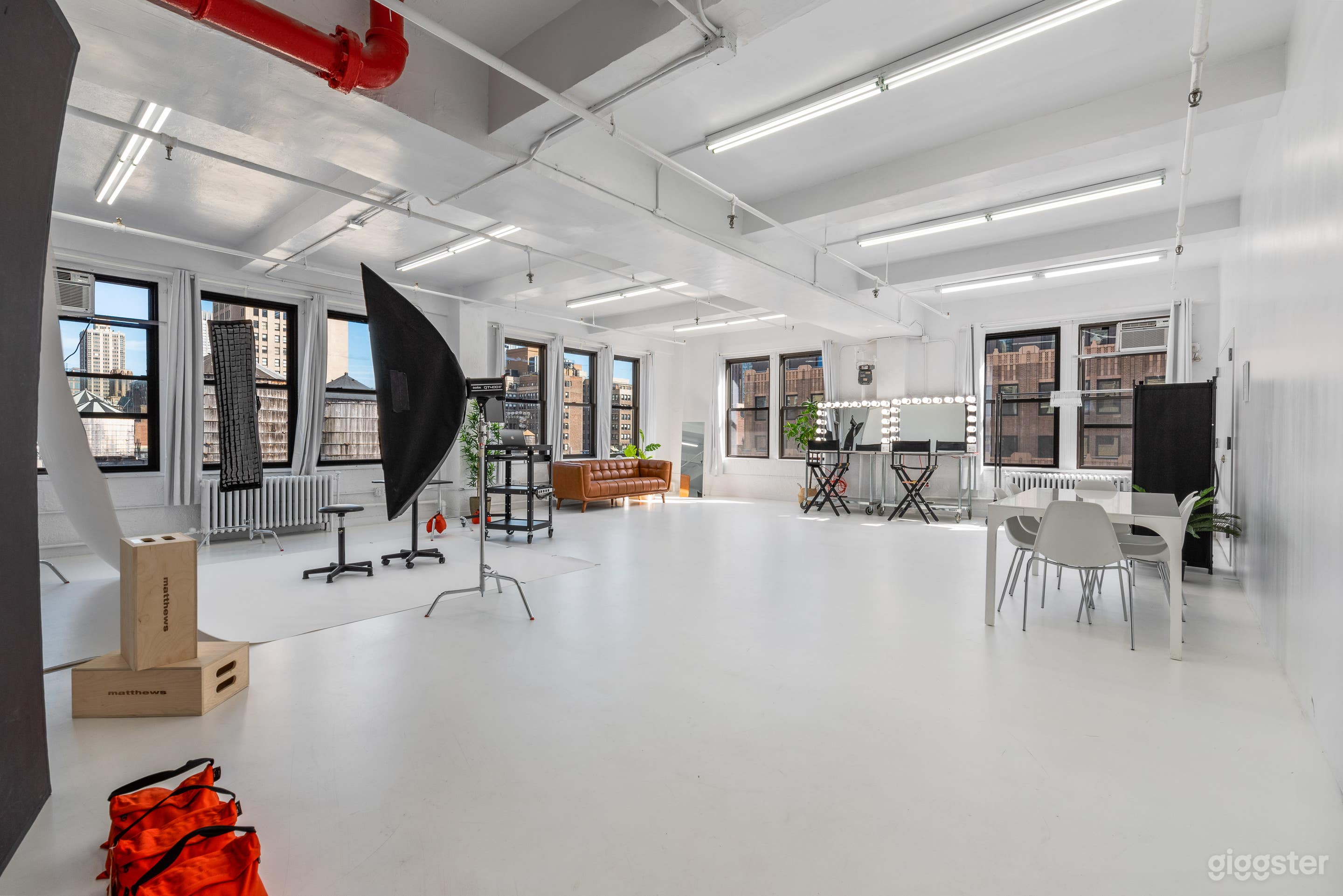 Midtown Daylight 1000sqft Empire State Views (Production) Photo 1