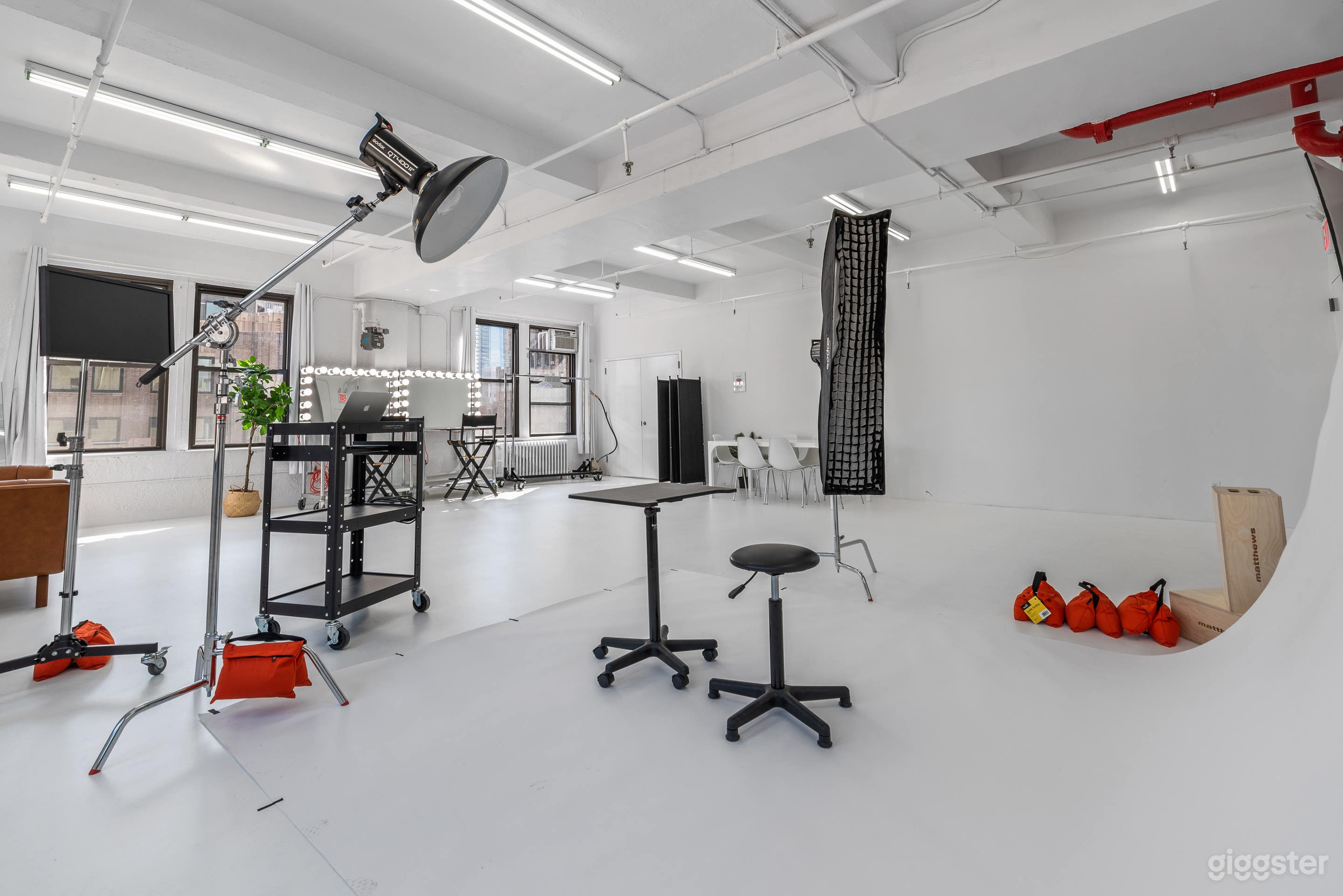 Midtown Daylight 1000sqft Empire State Views (Production) Photo 2