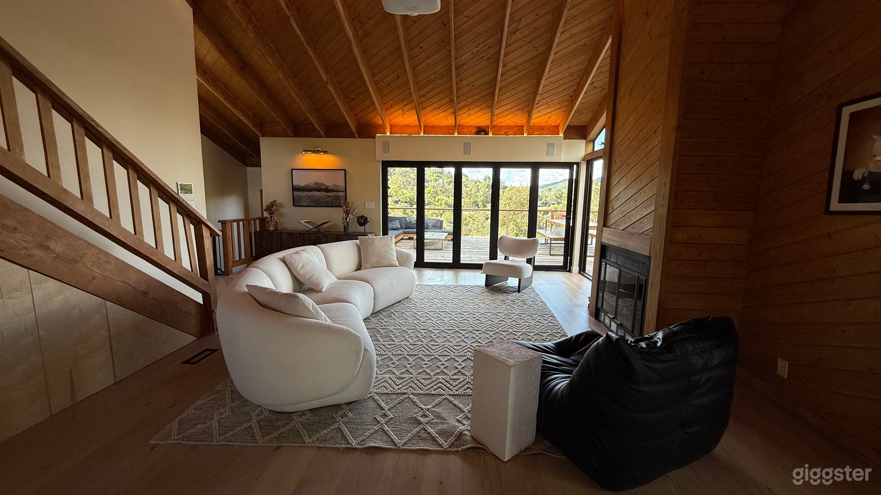House with breathtaking views and open format Photo 3