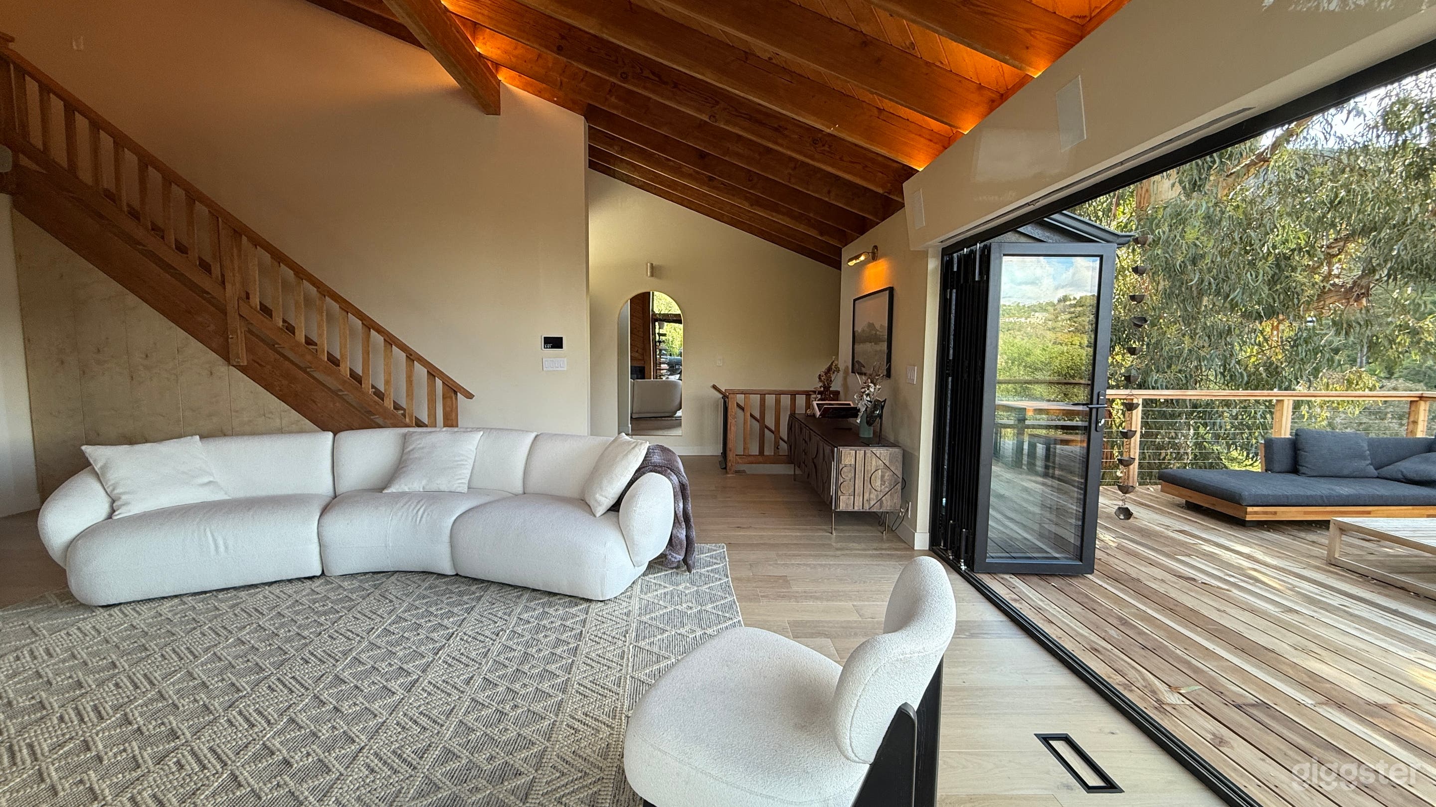 House with breathtaking views and open format Photo 4