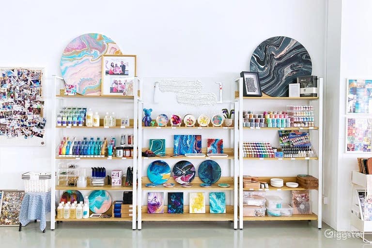  Bright Spacious Open Studio with High Ceiling 