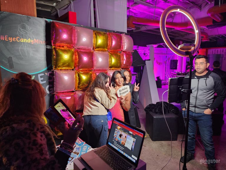  Gran espacio de estudio de YouTube con muchos accesorios temáticos de películas 