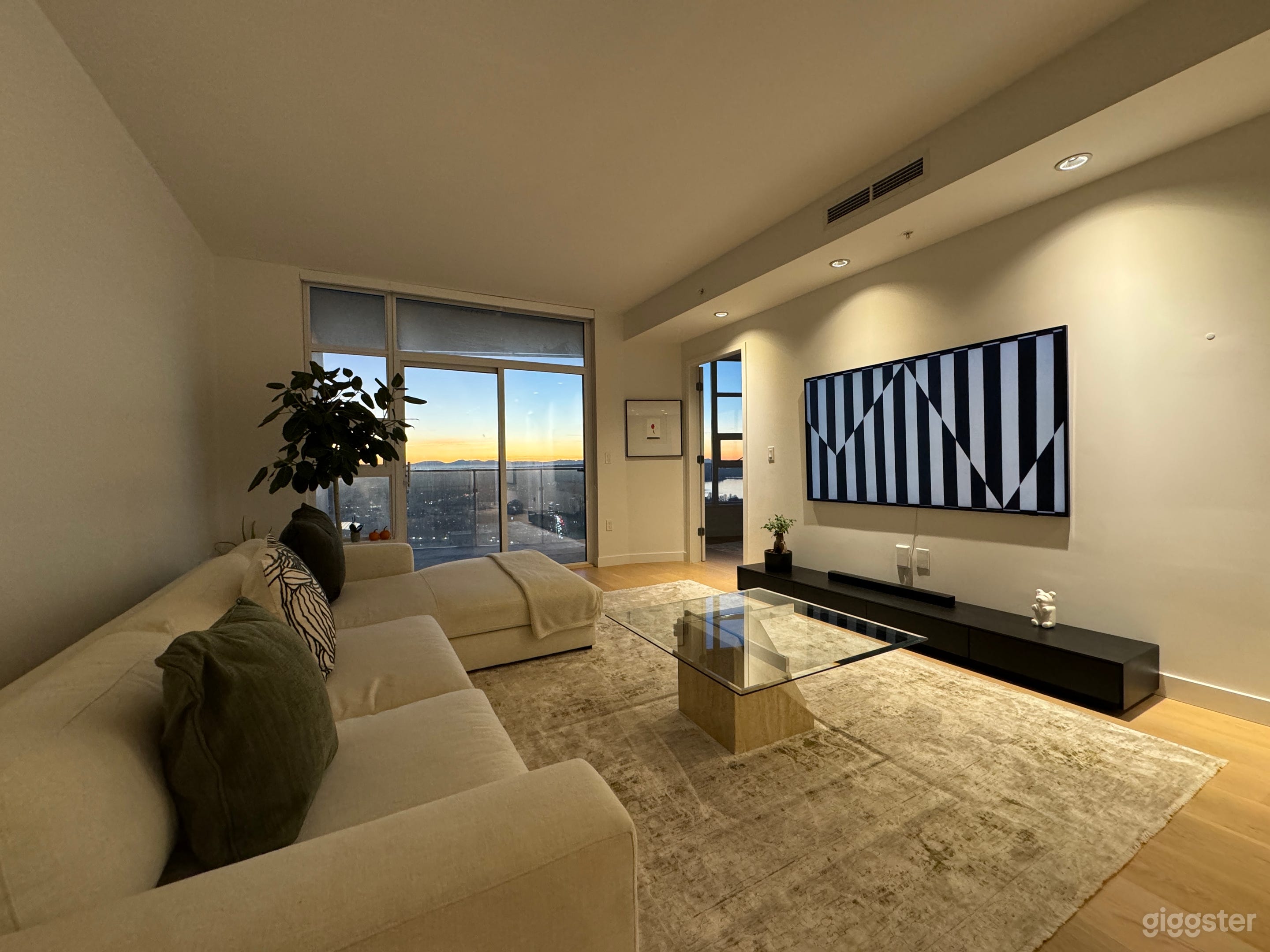 "Downtown Oasis: Bright, High-Ceilinged Apartment  Photo 2