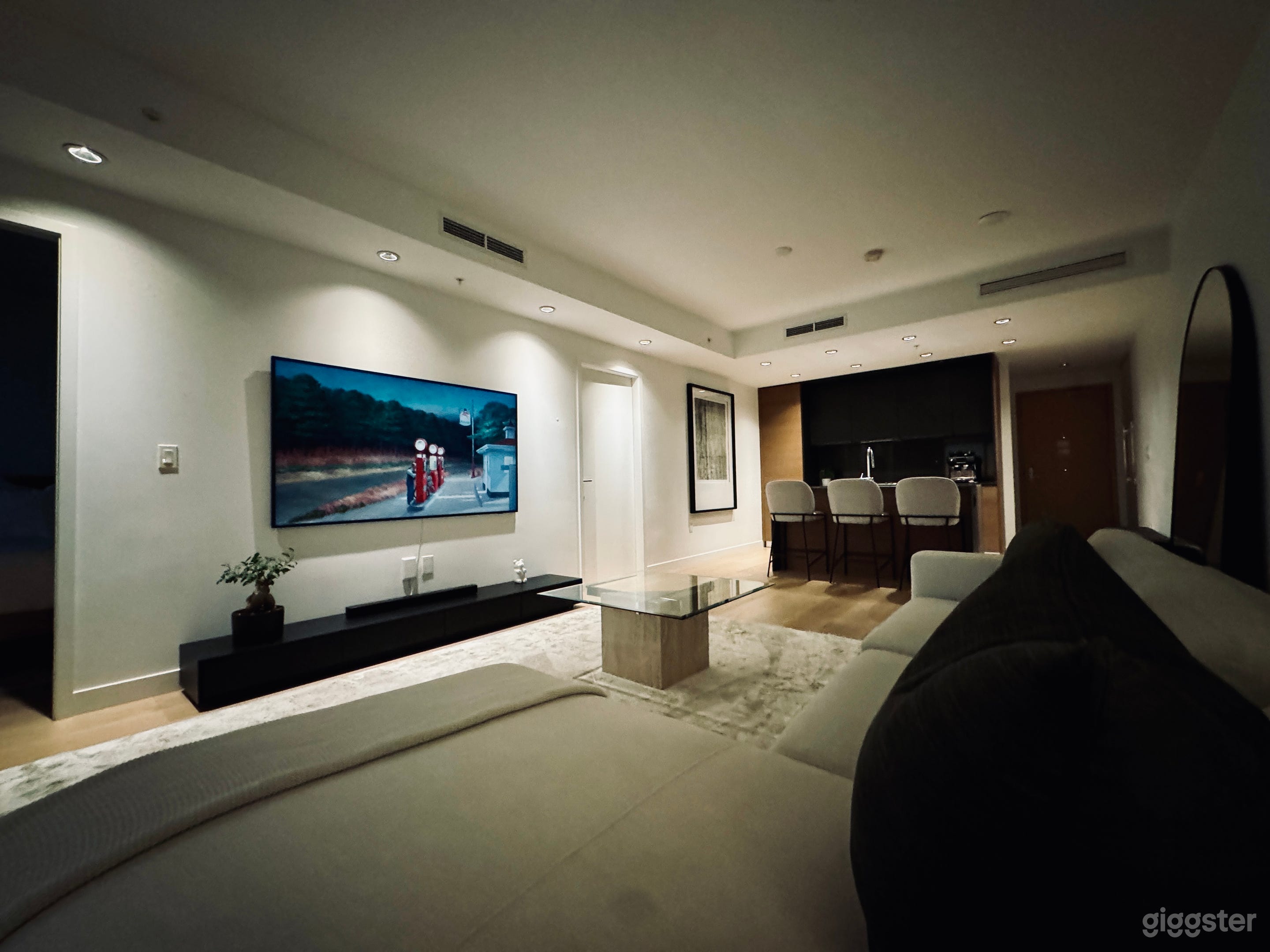 "Downtown Oasis: Bright, High-Ceilinged Apartment  Photo 4