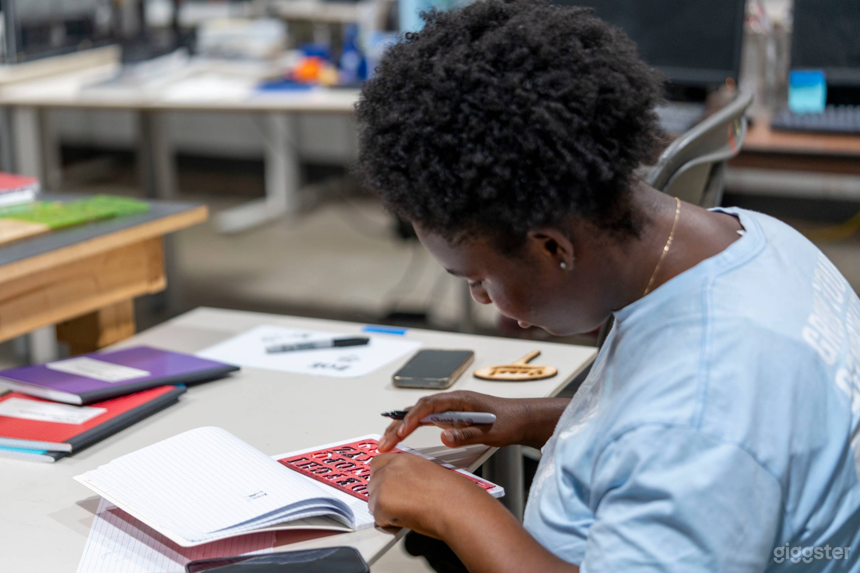 Urban Warehouse with Artistic Flair Photo 3