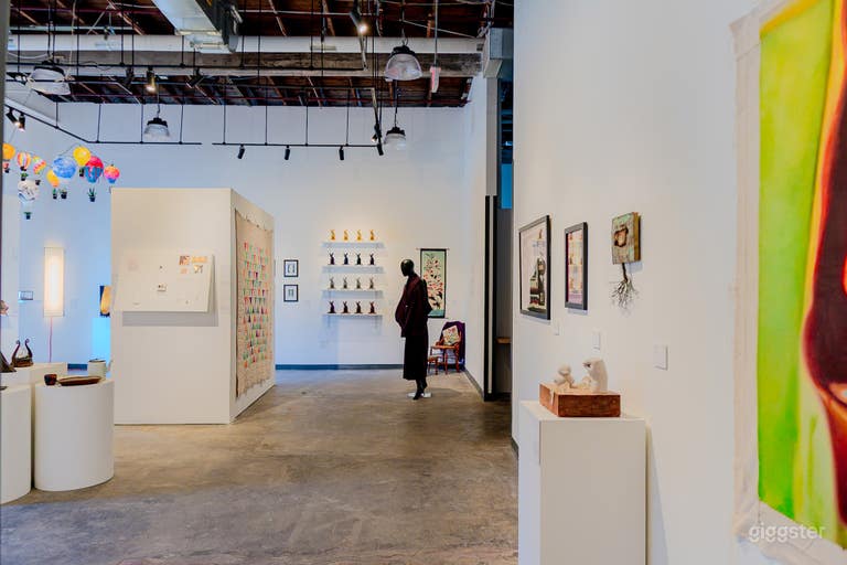  Urban Warehouse with Artistic Flair 