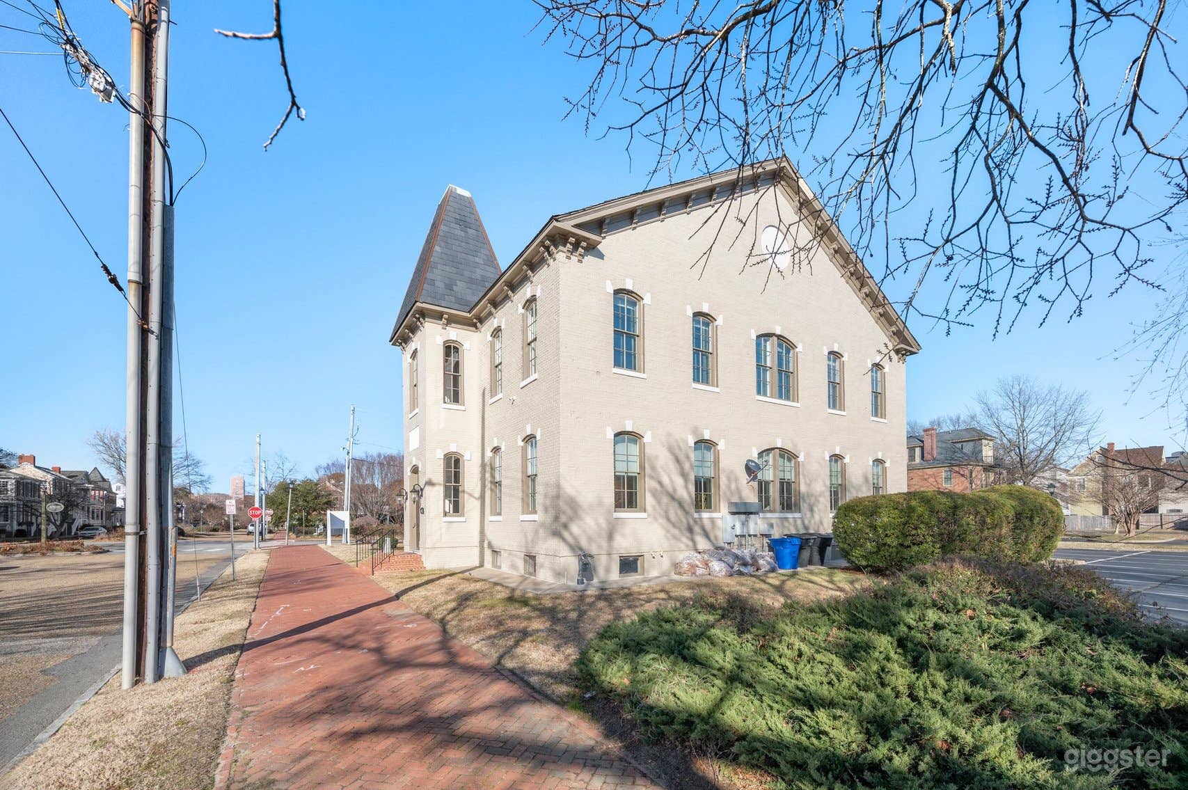 Charming "Old School" Where Every Occasion Makes History Photo 3