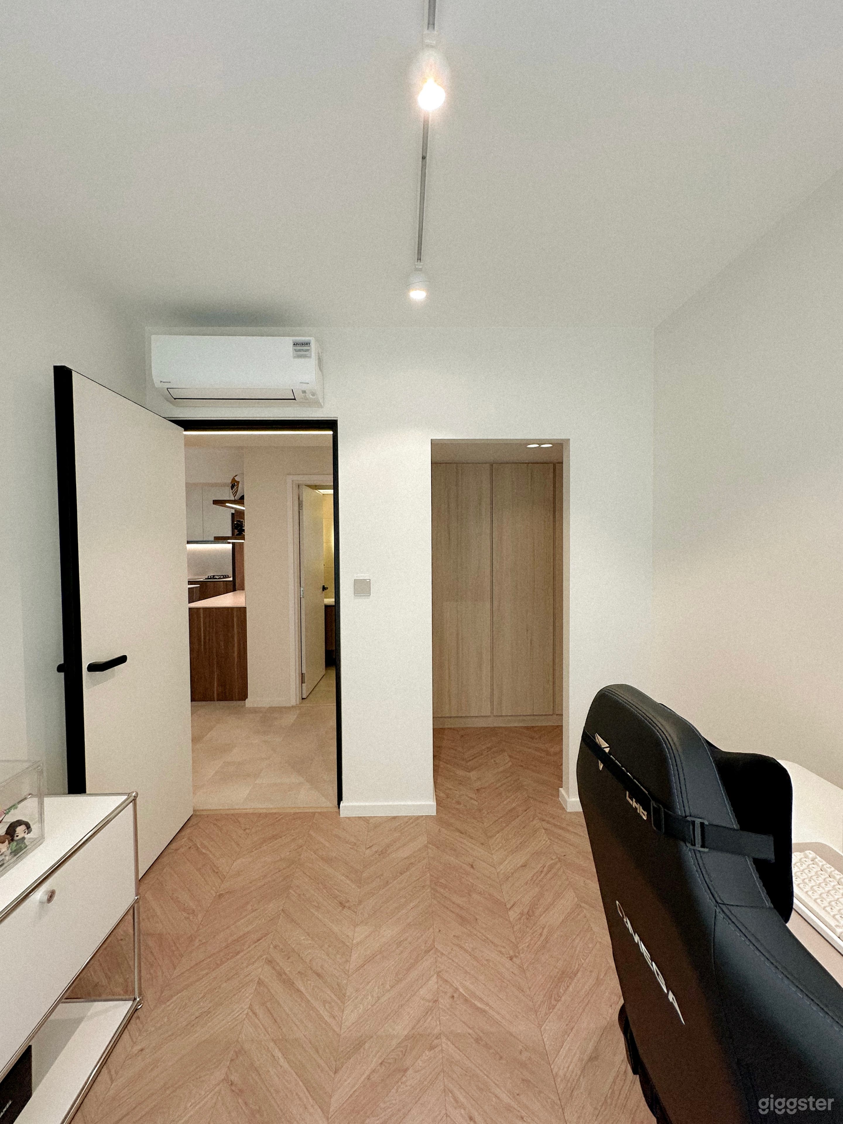 Airy & Elegant: Spacious Modern-Minimalist 5 Room HDB Photo 4