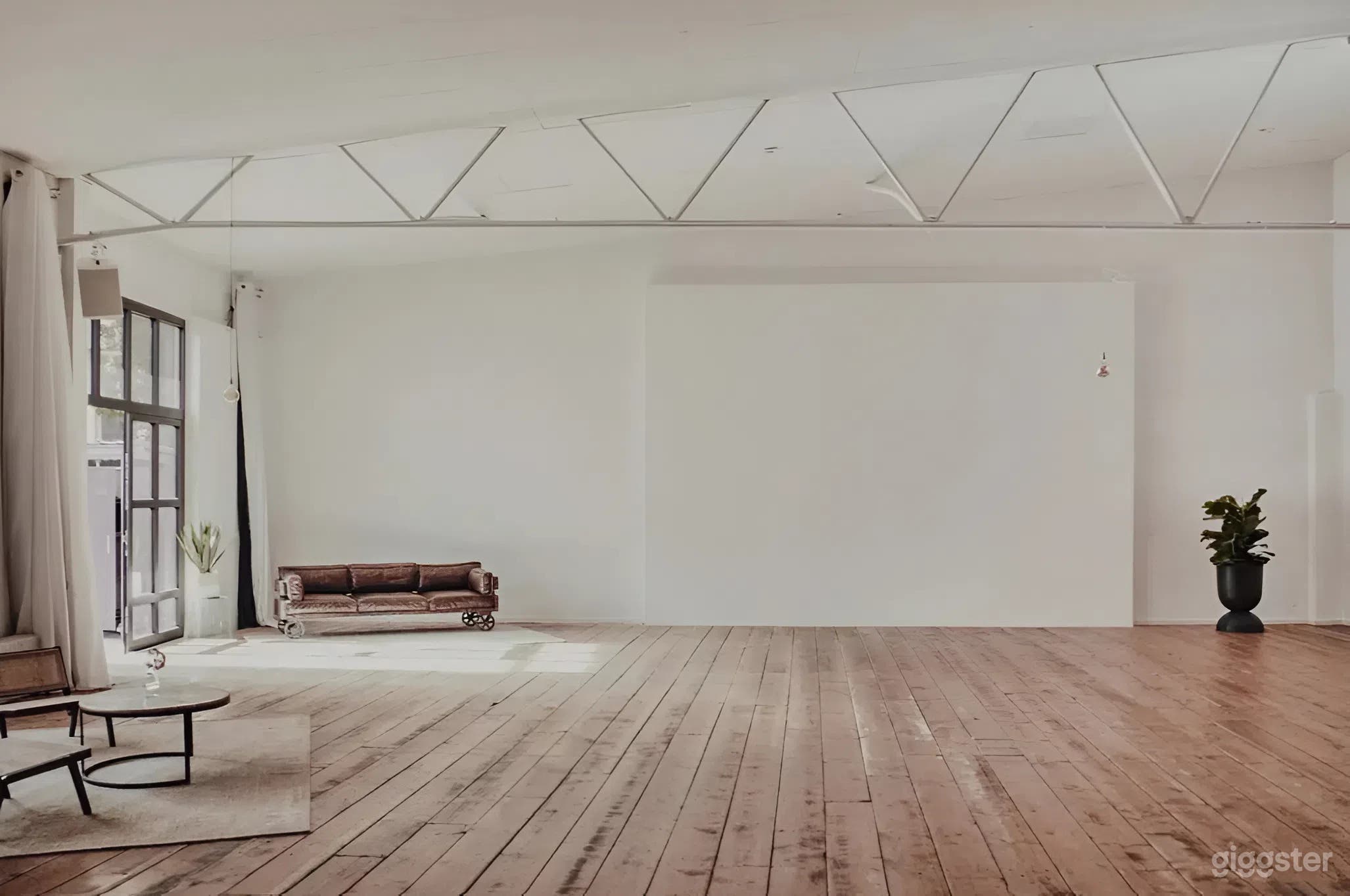 Modern Industrial Loft Studio with 5.5m Ceilings in Munich Photo 1