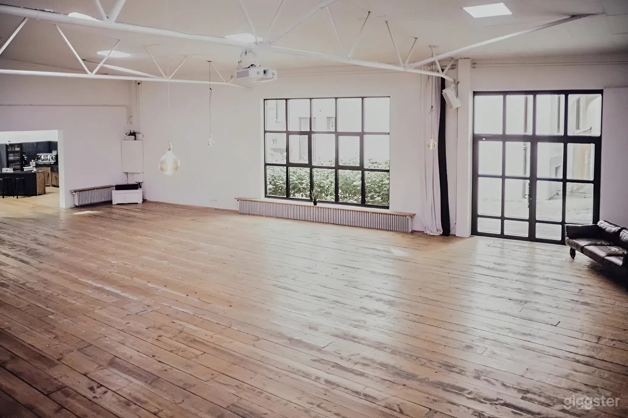 Modern Industrial Loft Studio with 5.5m Ceilings in Munich Photo 2