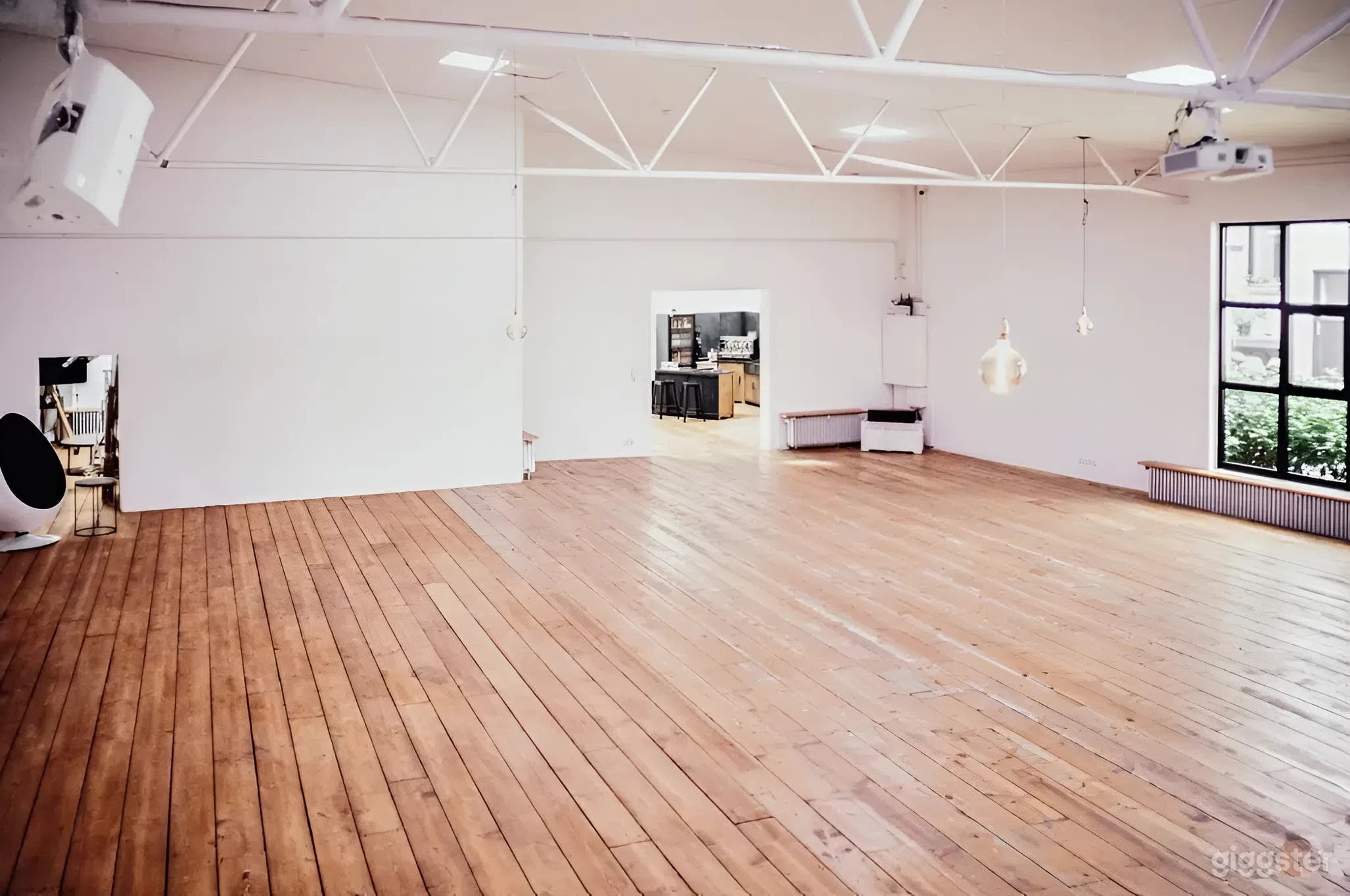 Modern Industrial Loft Studio with 5.5m Ceilings in Munich Photo 3