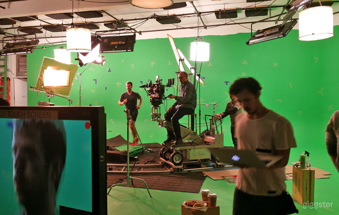 Green Screen CYC Studio Prelit 2-Wall in Brooklyn Photo 3
