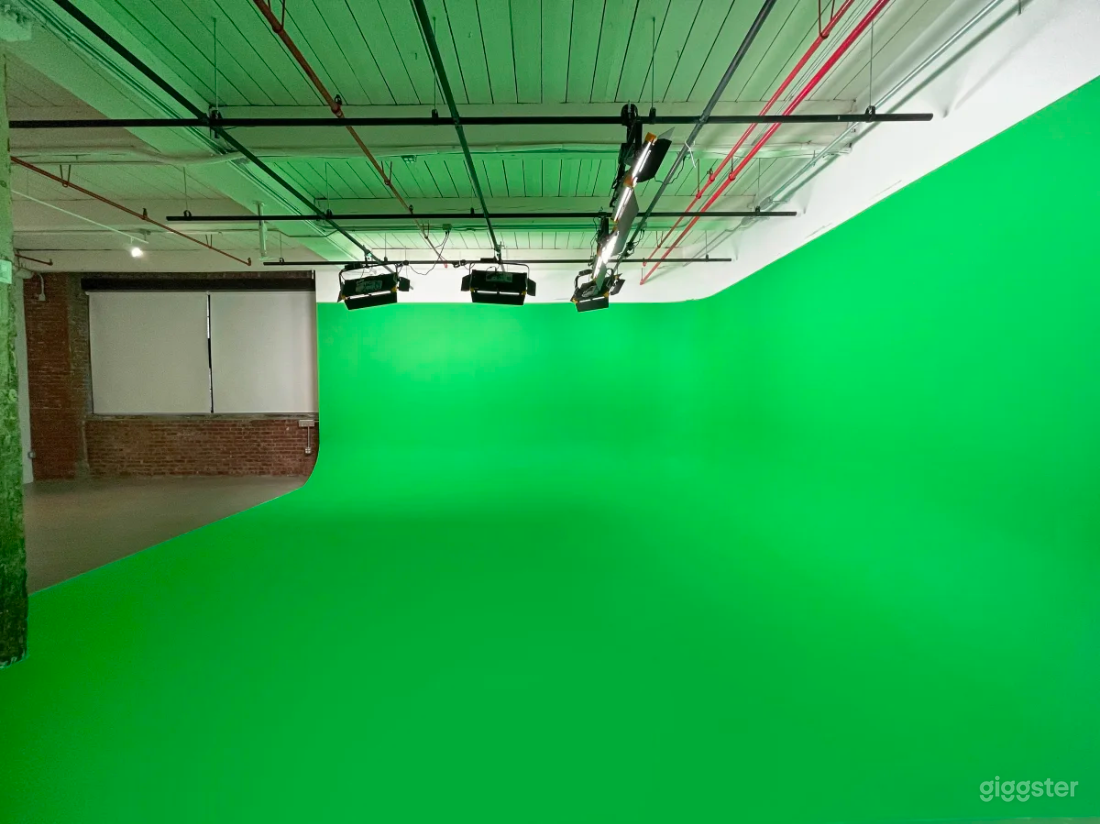 Green Screen CYC Studio Prelit 2-Wall in Brooklyn Photo 2