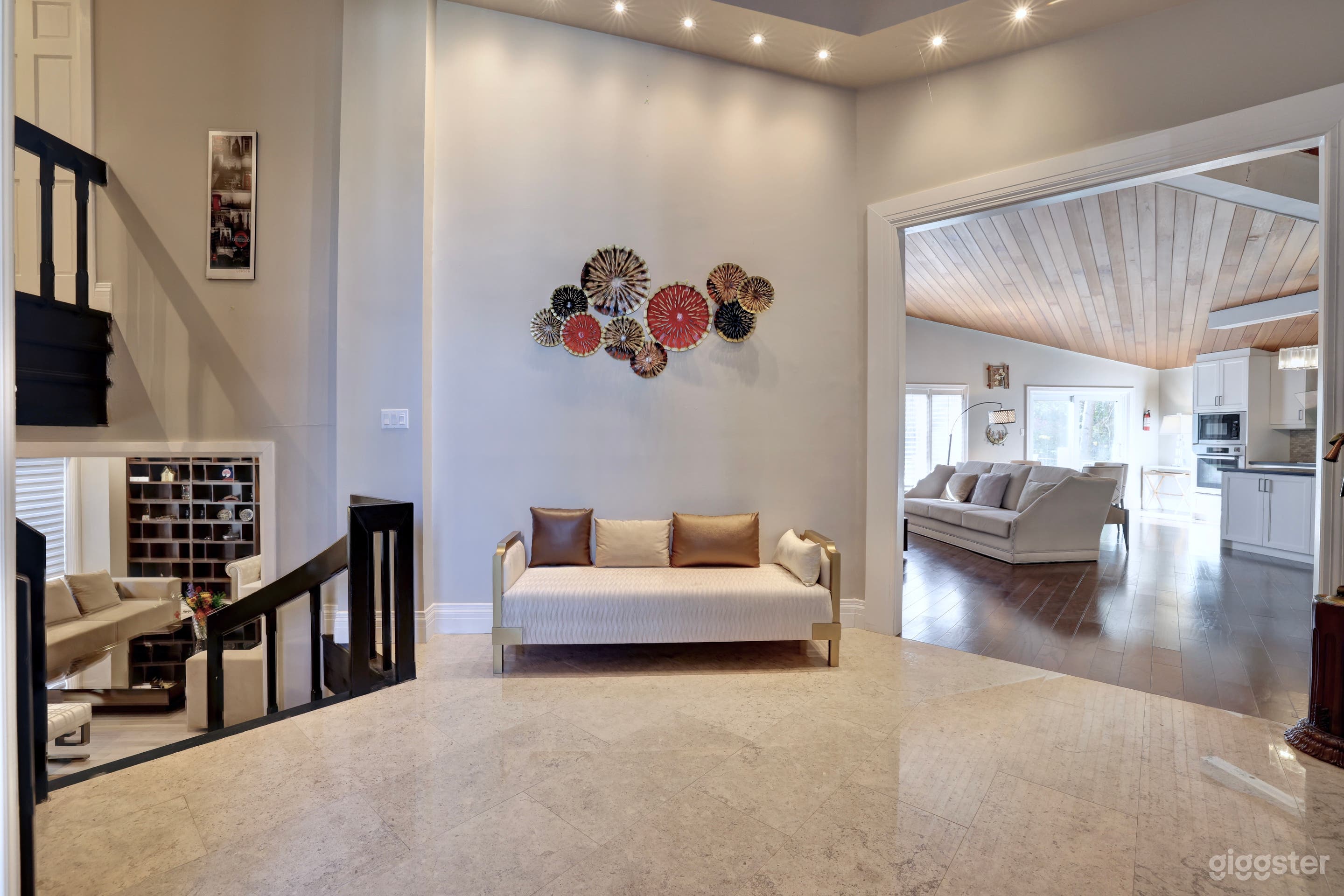 Joyful Mansion with Charm Indoor Photo 4