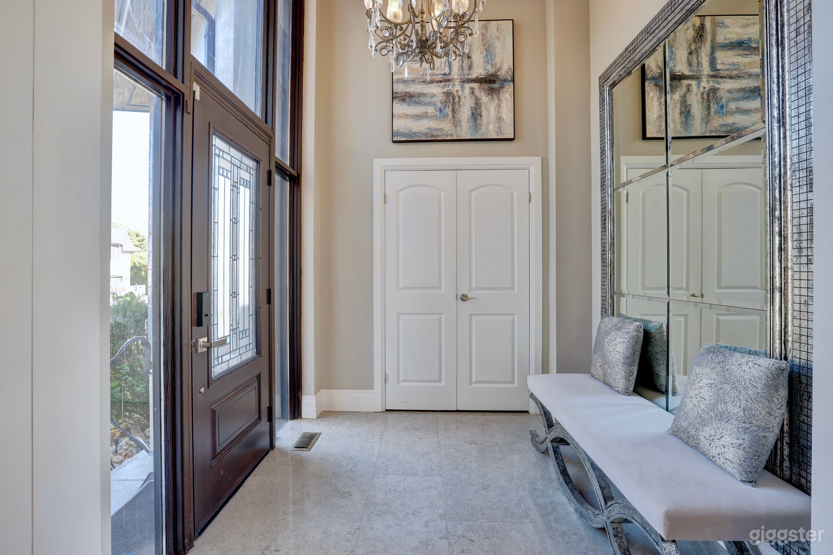 Joyful Mansion with Charm Indoor Photo 2