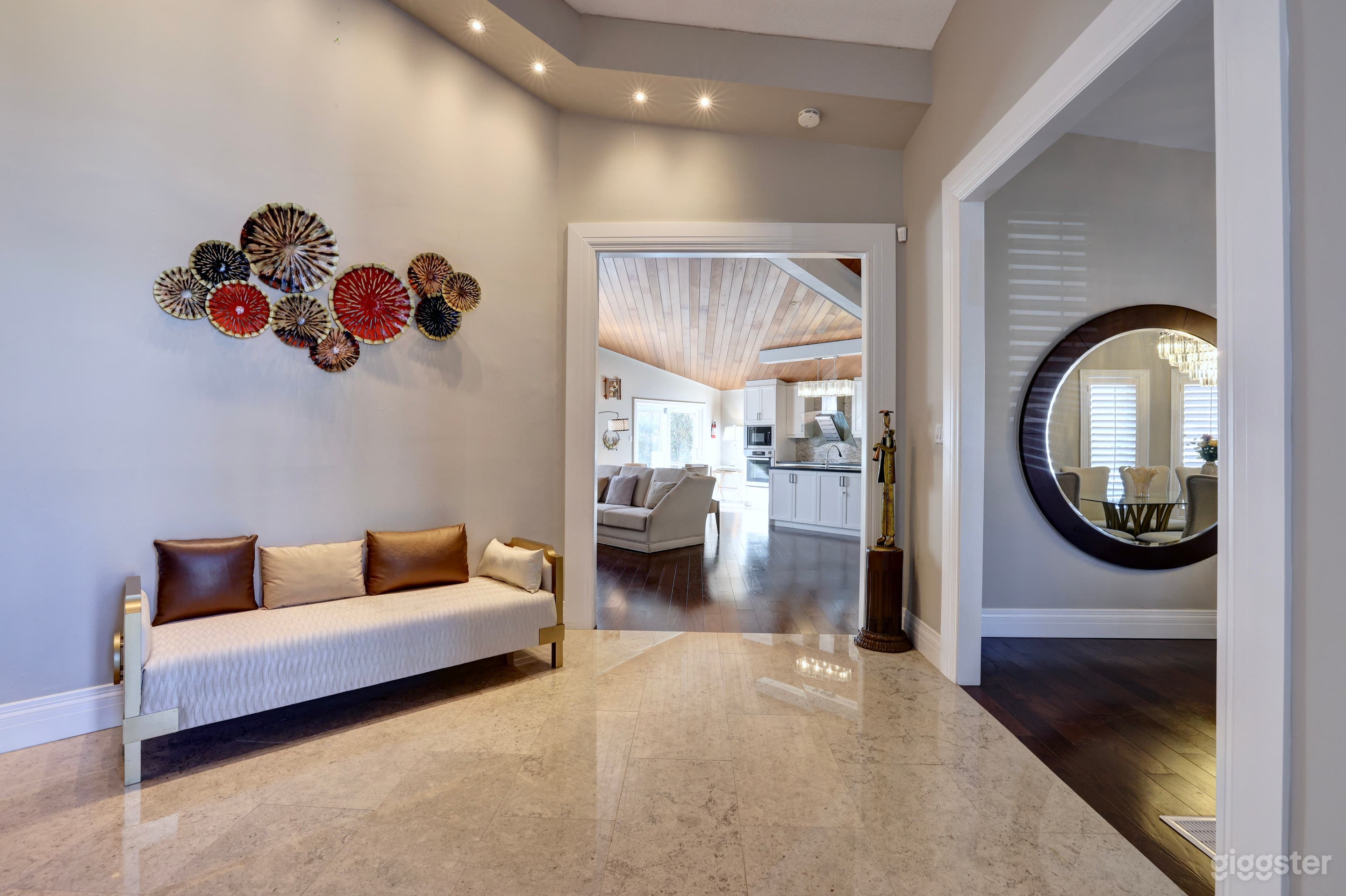 Joyful Mansion with Charm Indoor Photo 3