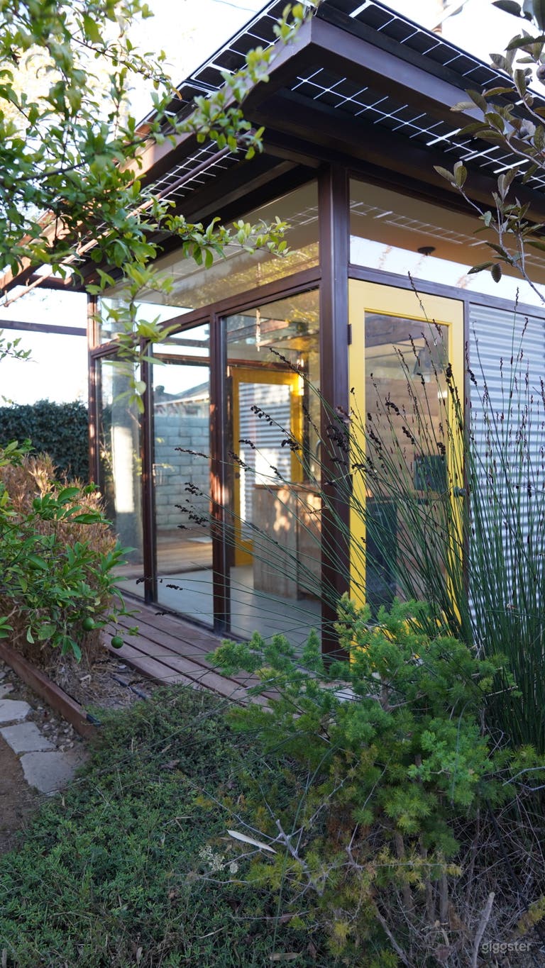  Outdoor Oasis w/ Steel-&-Glass Modern Studio 