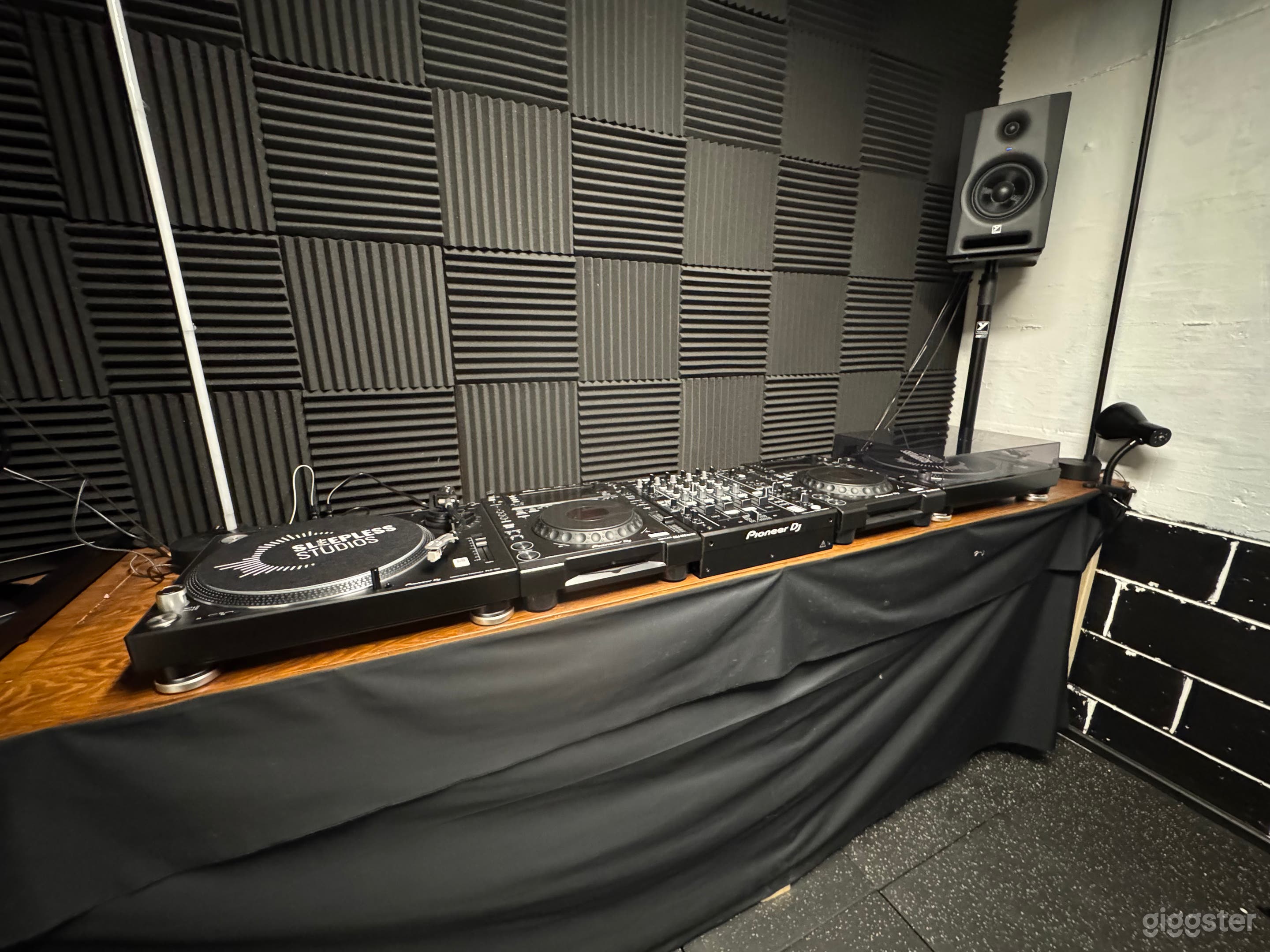 The Vinyl DJ Studio: A High-Fidelity Space for Analog Mixing and Vinyl Enthusiasts Photo 4